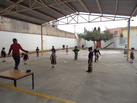Ejercitando coordinación con el salto de cuerda